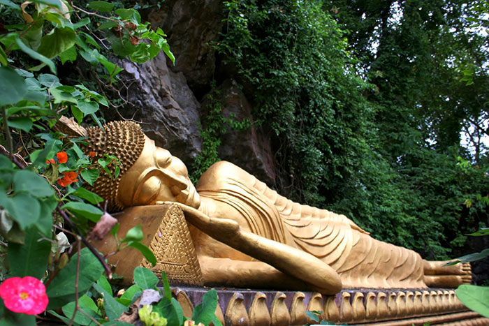 Mont Phousi Luang Prabang boudha couché